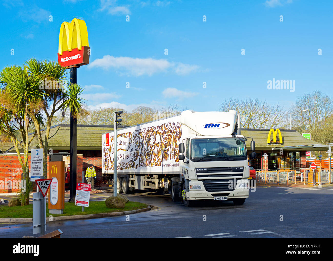 LKW, die Bereitstellung von Lebensmitteln für eine Filiale von McDonalds, Cornwall, England UK Stockfoto