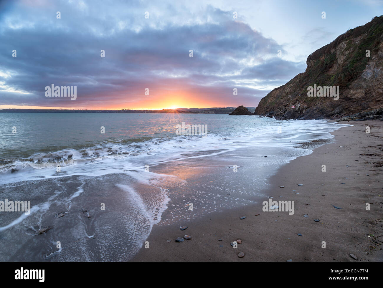 Sonnenuntergang am Polkerris Beach in der Nähe von Fowey in Cornwall Stockfoto