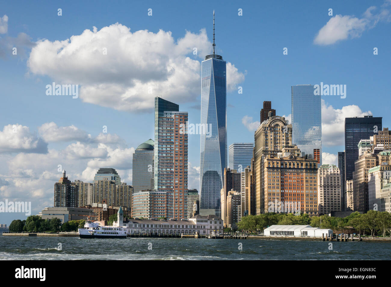 Blick auf World Financial Center und Freedom Tower von New York Harbor. Stockfoto
