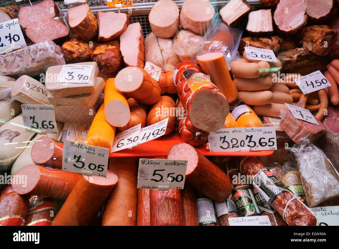 Riga Lettland. Sorten von Wurstwaren Wurst Salami gedrückt Fleisch in Centraltirgus, größte Lebensmittelmarkt in den baltischen Staaten Stockfoto