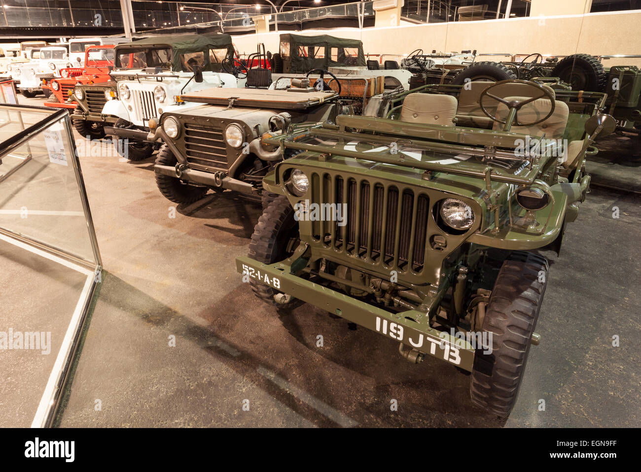 Jeep Willys Sammlung im Emirates National Auto Museum in Abu Dhabi Stockfoto
