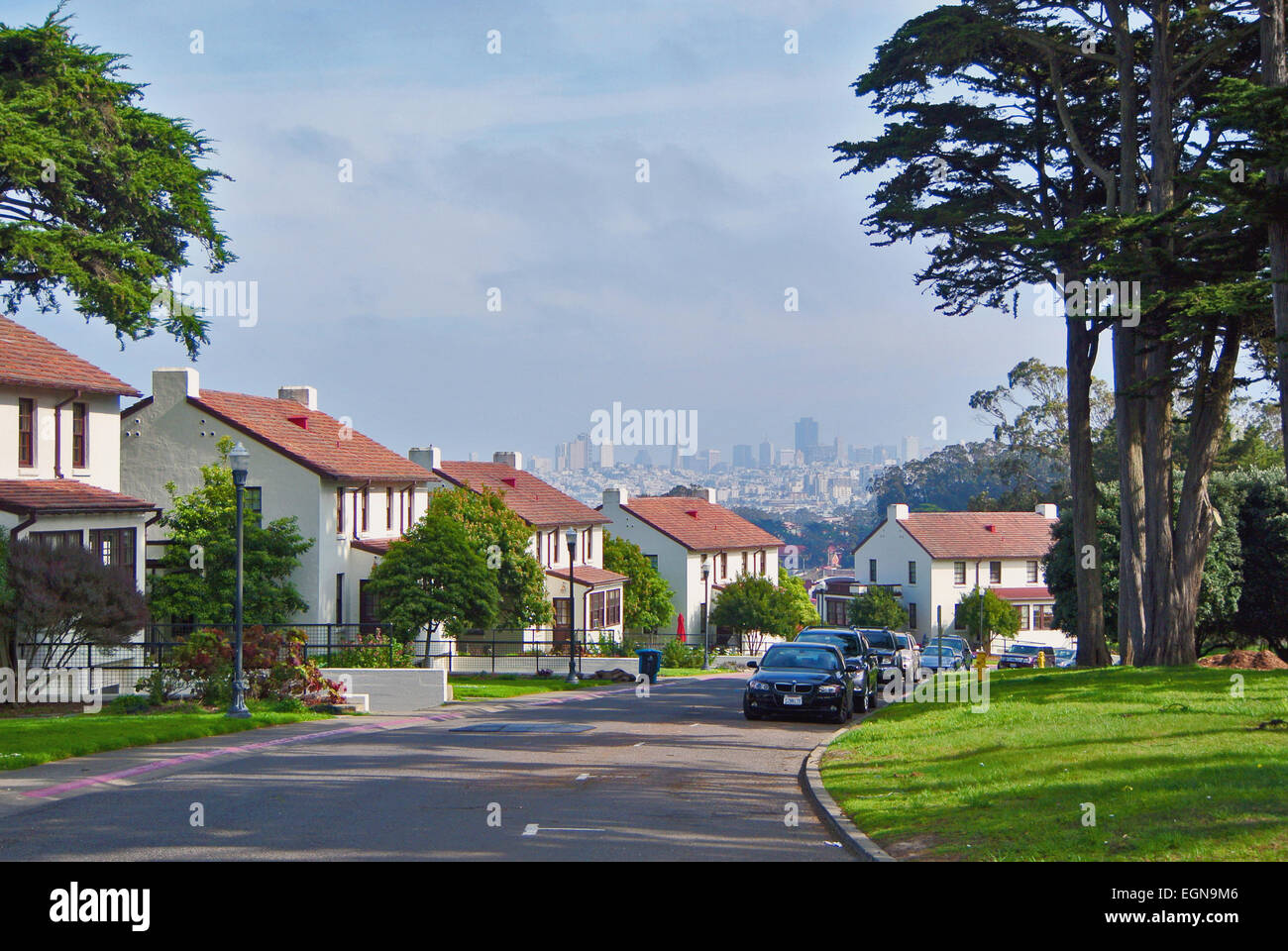 historische Häuser auf breite Straße im Presidio von San Francisco Stockfoto
