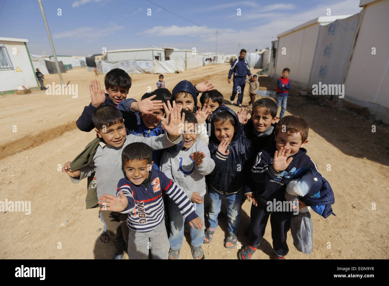 27. Februar 2015 - Al-Za'Tari r.c., Al-Mafraq, Jordanien - Syrien spielende Kinder Aroud Freitag Vormittag in Al-Za'tari Camp für syrische Flüchtlinge in Jordanien. © Mustafa Bader/ZUMA Draht/Alamy Live-Nachrichten Stockfoto