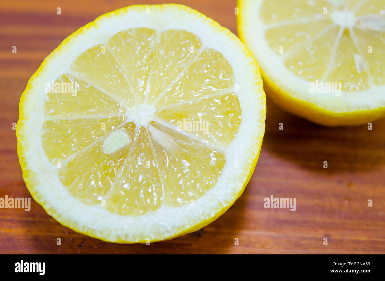 In Scheiben geschnittenen Zitrone auf einem Holztisch Stockfoto