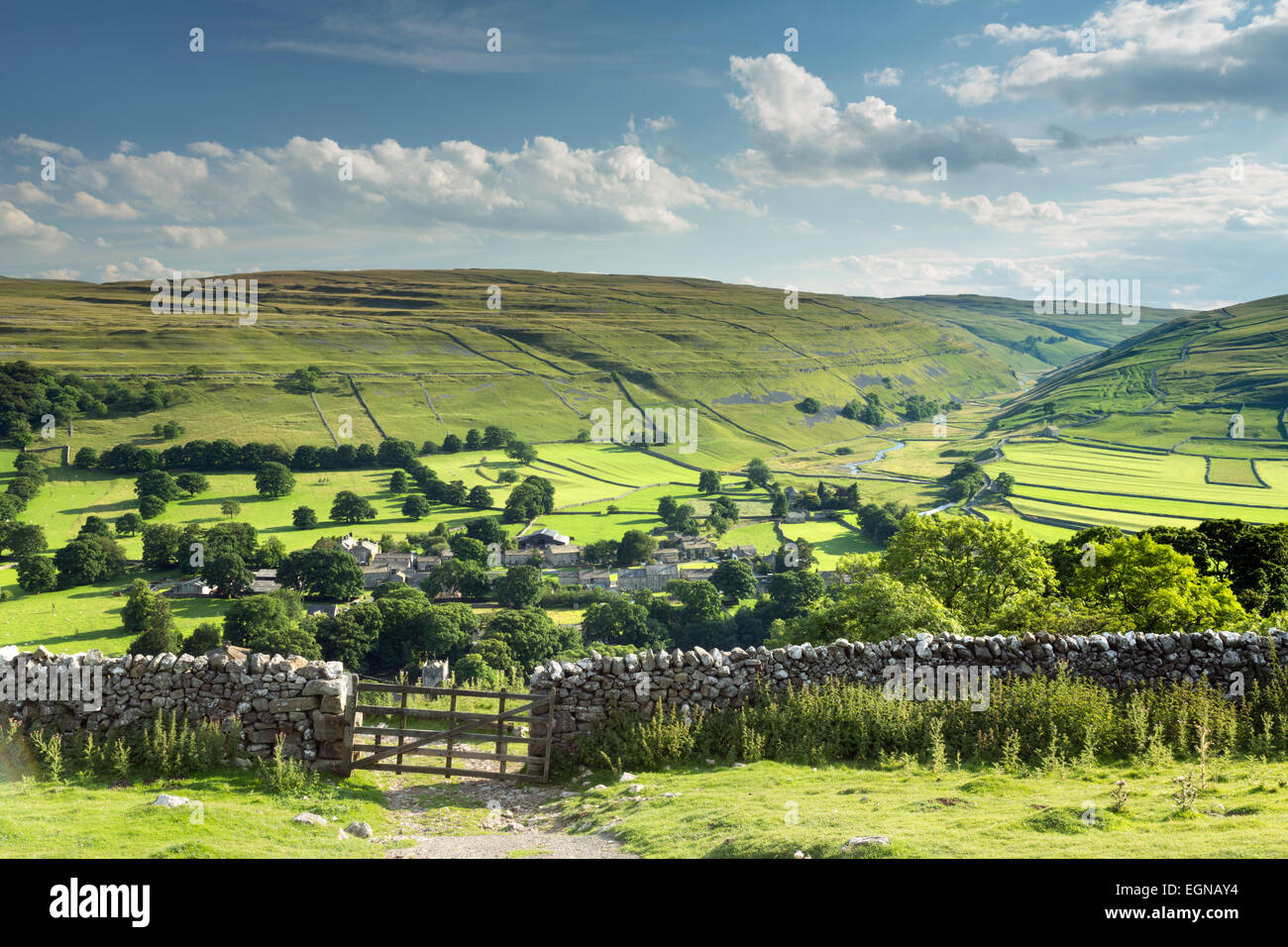 Die Yorkshire Dales Dorf von Arncliffe in der Mitte des Sommers Sonne. Stockfoto