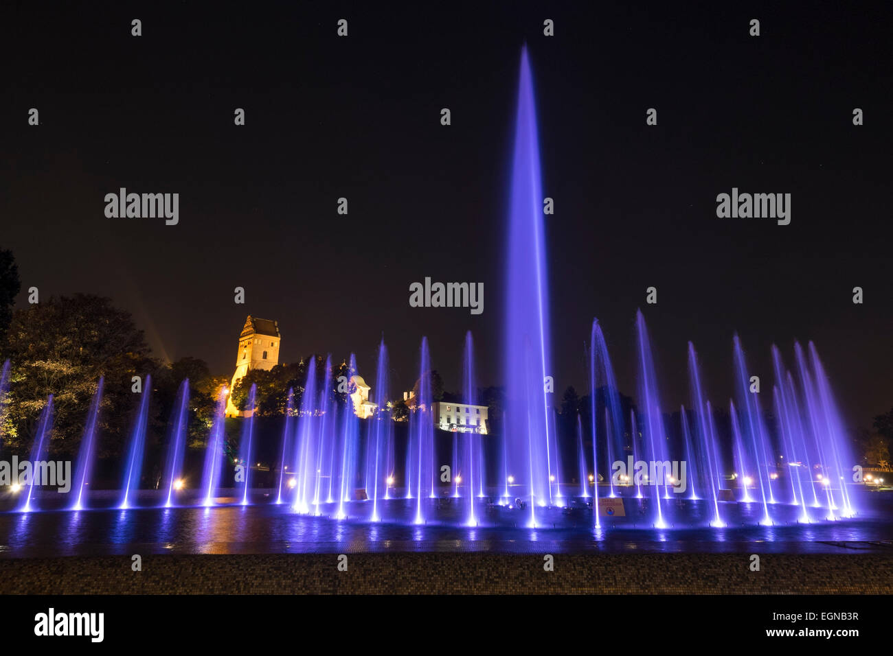 Nachtaufnahmen von Multimedia Fountain Park ganz in der Nähe Warschaus Altstadt von der Weichsel Stockfoto