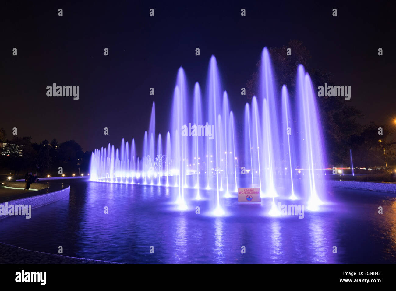 Nachtaufnahmen von Multimedia Fountain Park ganz in der Nähe Warschaus Altstadt von der Weichsel Stockfoto