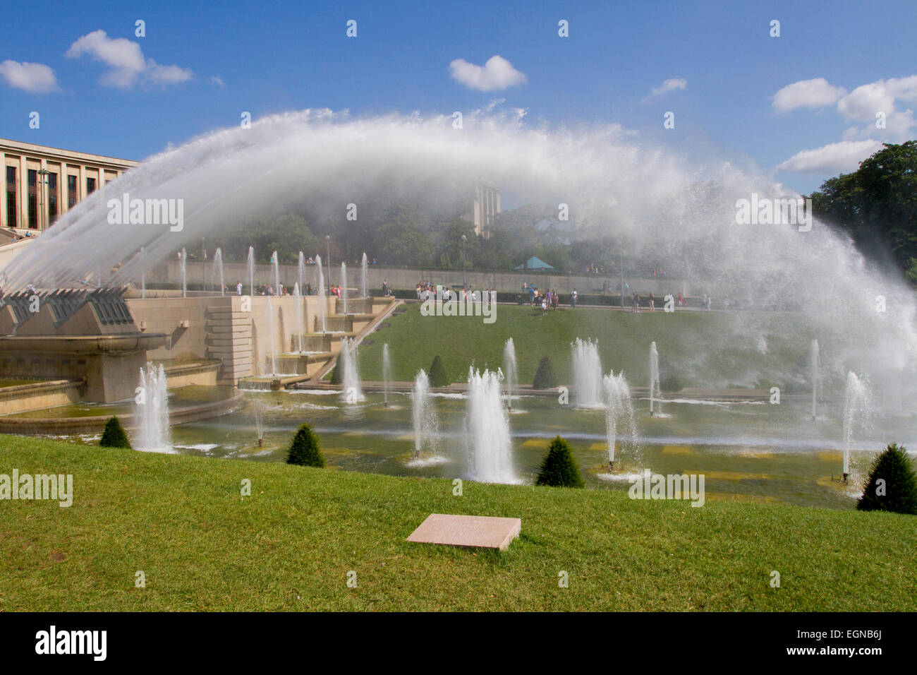 Wasserspiele in den Gärten des Trocadero oder Jardins du Trocadéro in der Nähe von Eiffelturm, Paris, Frankreich im August Stockfoto