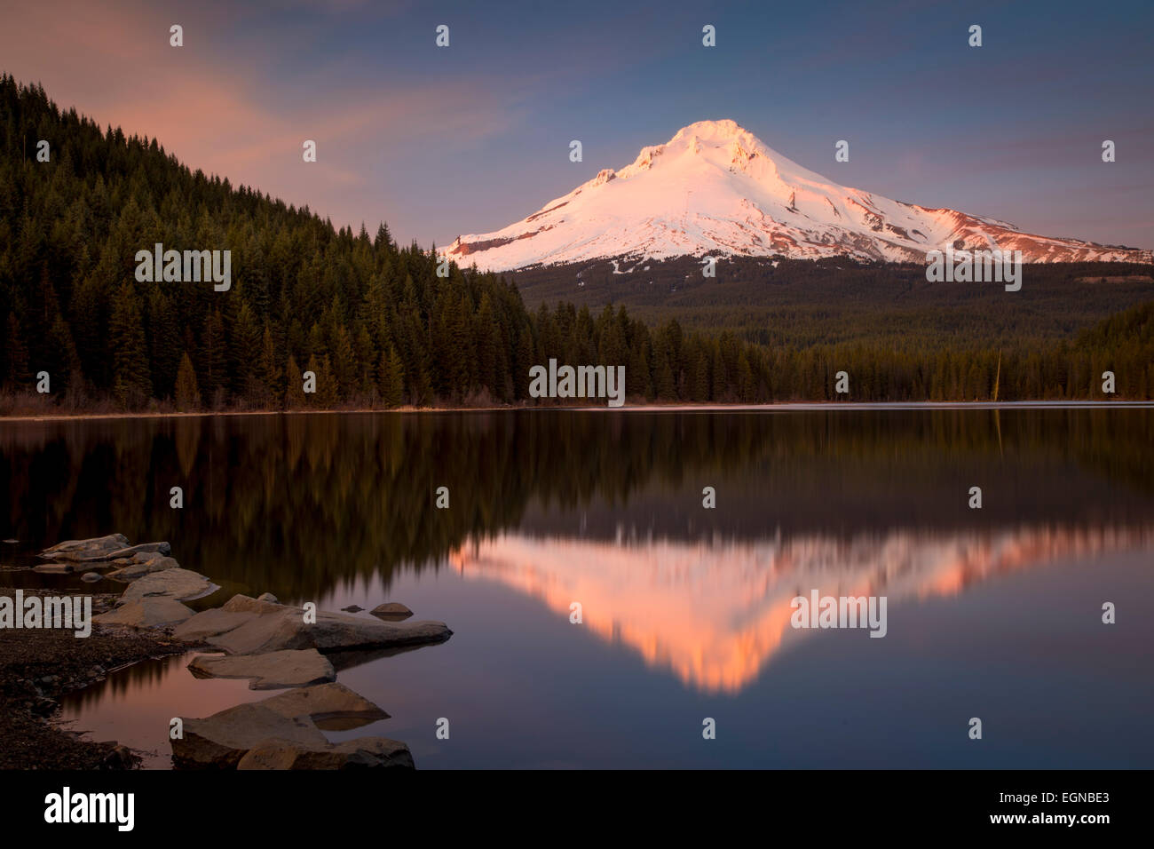 Festlegen von Sonnenlicht auf Mount Hood von Cascade Mountains, Trillium Lake, Oregon, USA Stockfoto