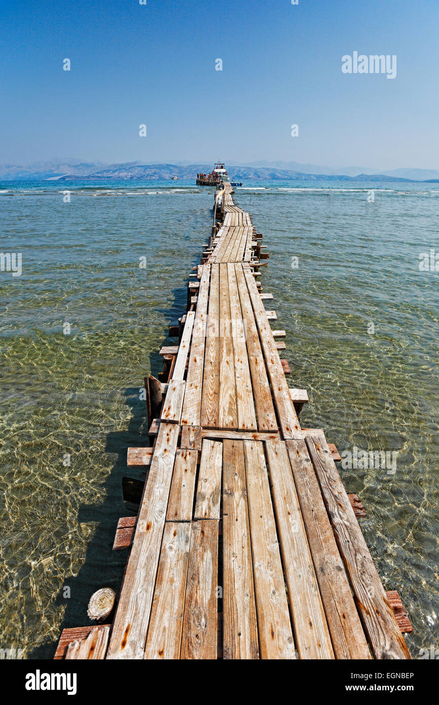 Eine lange Plattform über das flache Wasser des Kalamaki auf Korfu, Griechenland Stockfoto
