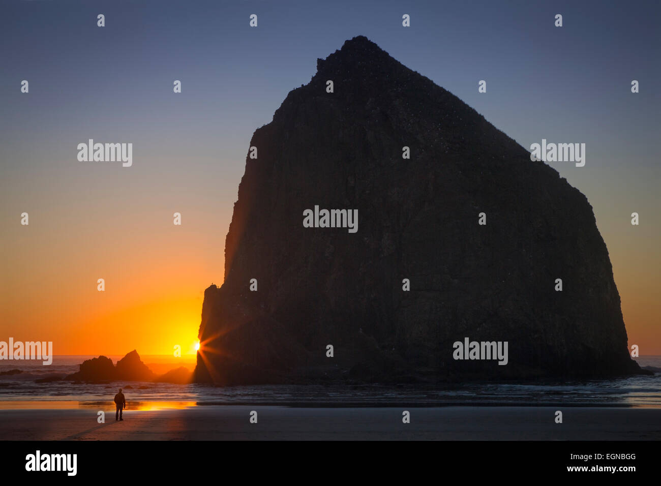 Sonnenuntergang am Haystack Rock, Cannon Beach, Oregon, USA Stockfoto