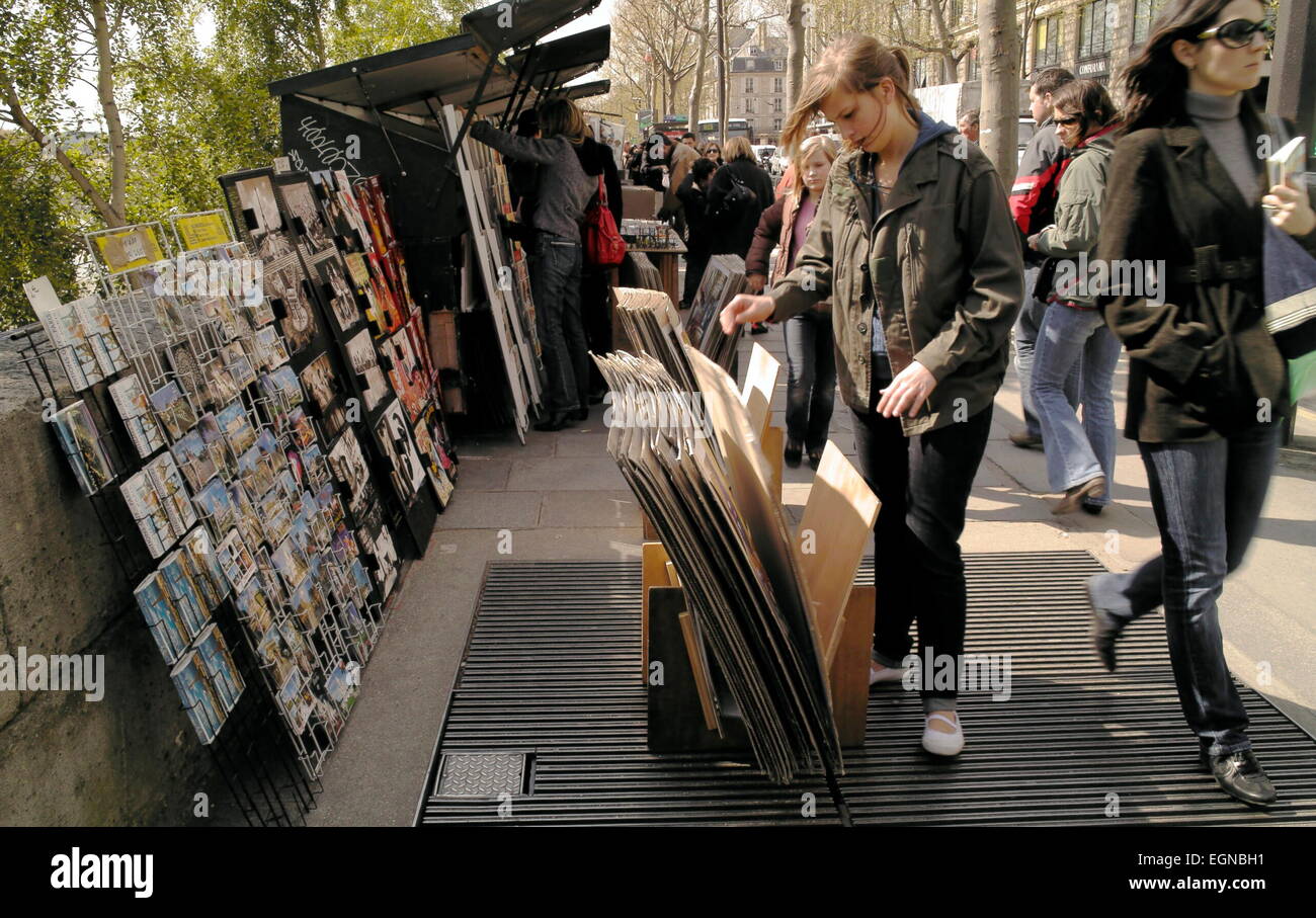 AJAXNETPHOTO 2008 PARIS FRANKREICH. BUCHEN- UND KARTENSTÄNDE - BOUQUINISTES - AUF DER LINKEN BANK. FOTO: JONATHAN EASTLAND/AJAX REF:81604 306 Stockfoto