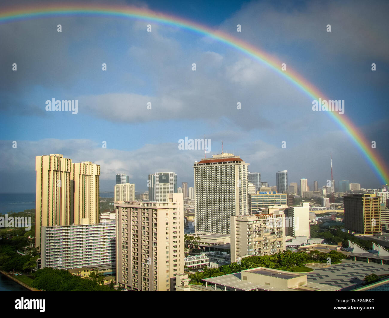 Ein Regenbogen über Honolulu Stockfoto