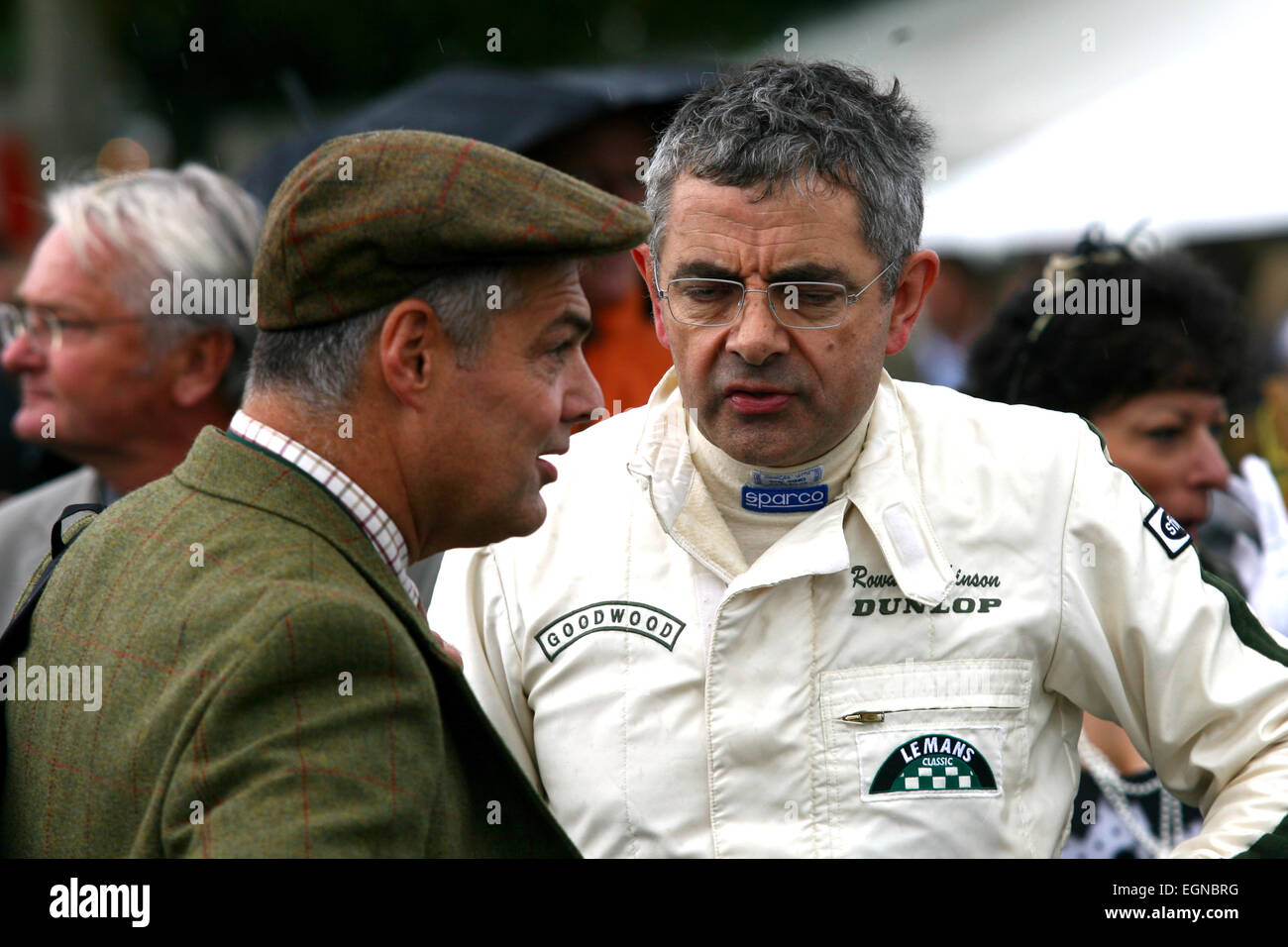 Schauspieler Rowan Atkinson bei Goodwood Revival Race Meeting 2013 Stockfoto