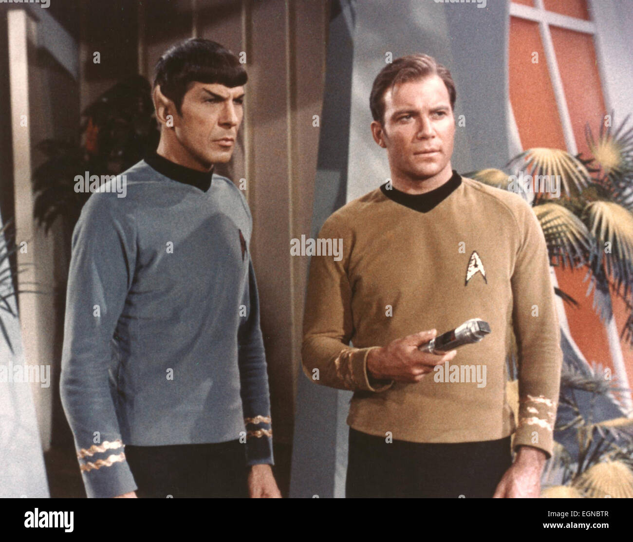 Los Angeles, Kalifornien, USA. 27. Februar 2015. Datei - LEONARD NIMOY, der Schauspieler, der eine weltweite Anhängerschaft als Mr. Spock, der alien erste Offizier des Raumschiffs Enterprise in der Fernseh- und Film-Serie '' Star Trek '' gewann starb am Freitag Morgen in seinem Haus in Bel Air, Los Angeles. Er war 83. Seine Frau Susan Bay Nimoy bestätigt seinem Tod sagen, dass die Ursache chronisch obstruktiver Lungenerkrankung Endstadium war. Auf dem Bild: 1. Januar 1966 - '' Star Trek'' TV-Serie Schauspieler Leonard Nimoy als Spock und William Shatner als Kirk Beschriftung. © Globus Photos/ZUMAPRESS.com/Alamy Live-Nachrichten Stockfoto