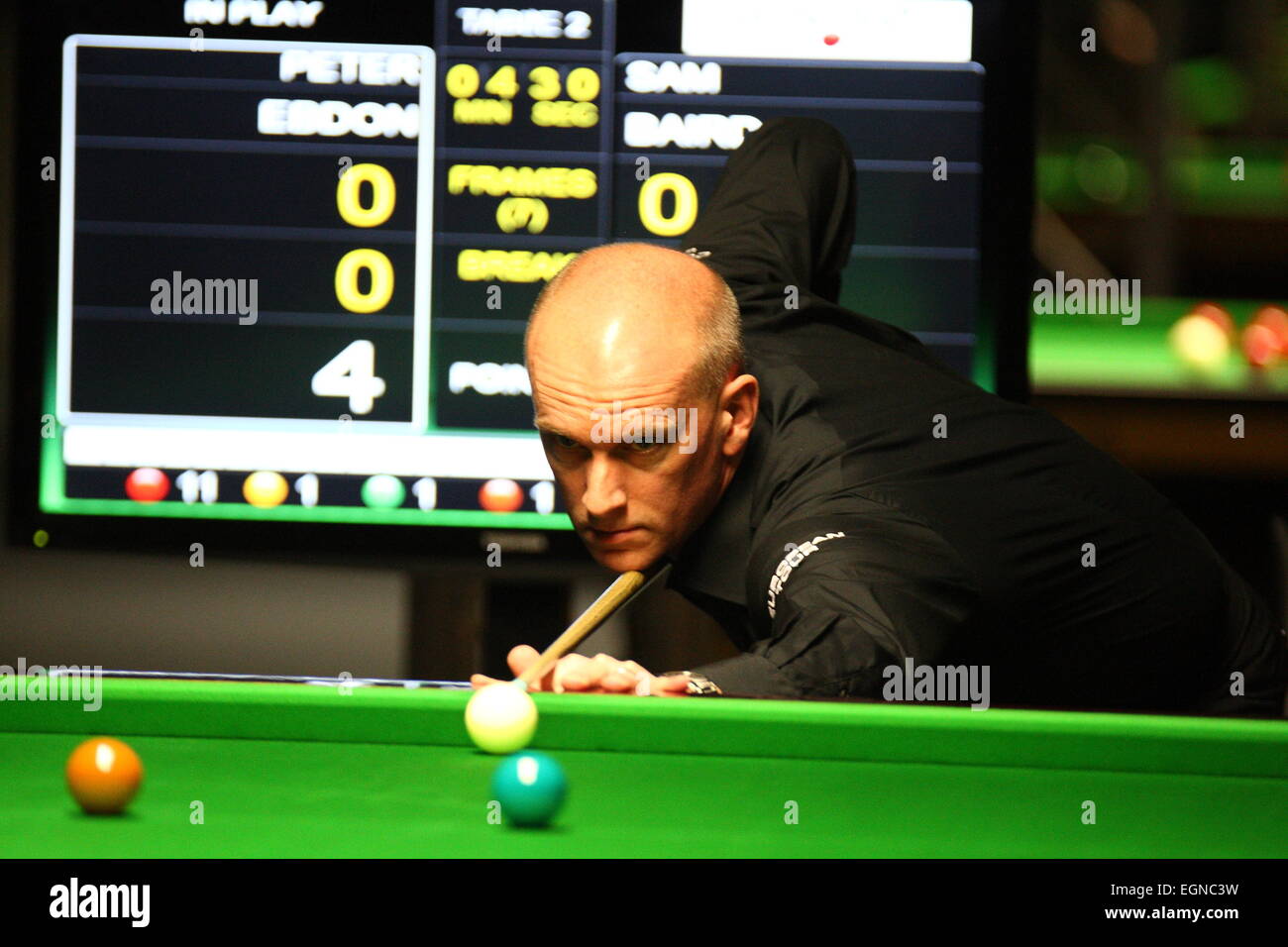 Gdynia, Polen. 27. Februar 2015. PTC-Gdynia Snooker Polish Open 2015.  Peter Ebdon steht Sam Baird während des ersten Tages des Hauptturniers in Gdynia Arena Sporthalle Credit: Michal Fludra/Alamy Live News Stockfoto