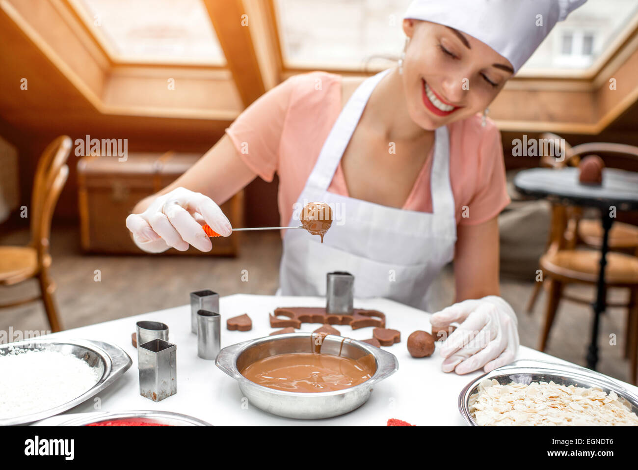 Frau machen handgemachte Bonbons Stockfoto