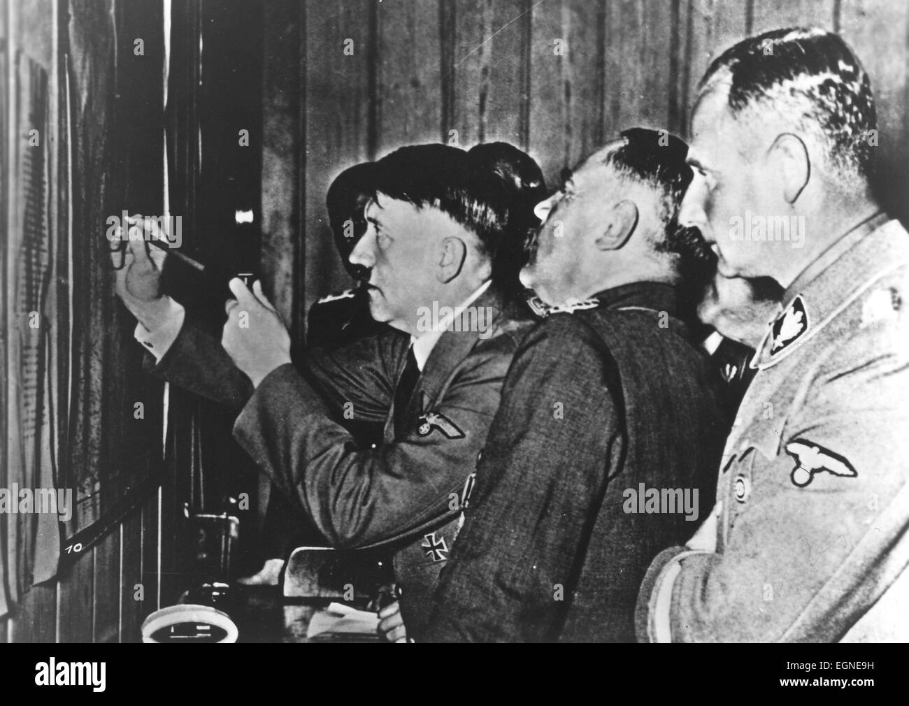 ADOLF HITLER (1889-1945) markiert Positionen auf einer Landkarte etwa 1943 Stockfoto