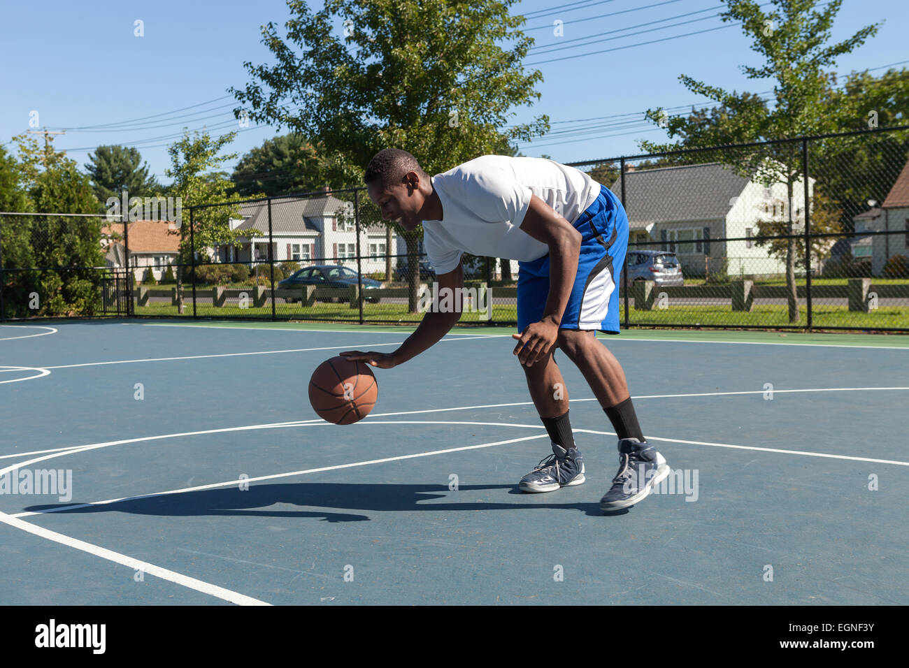 Basketball-Spieler dribbeln Stockfoto