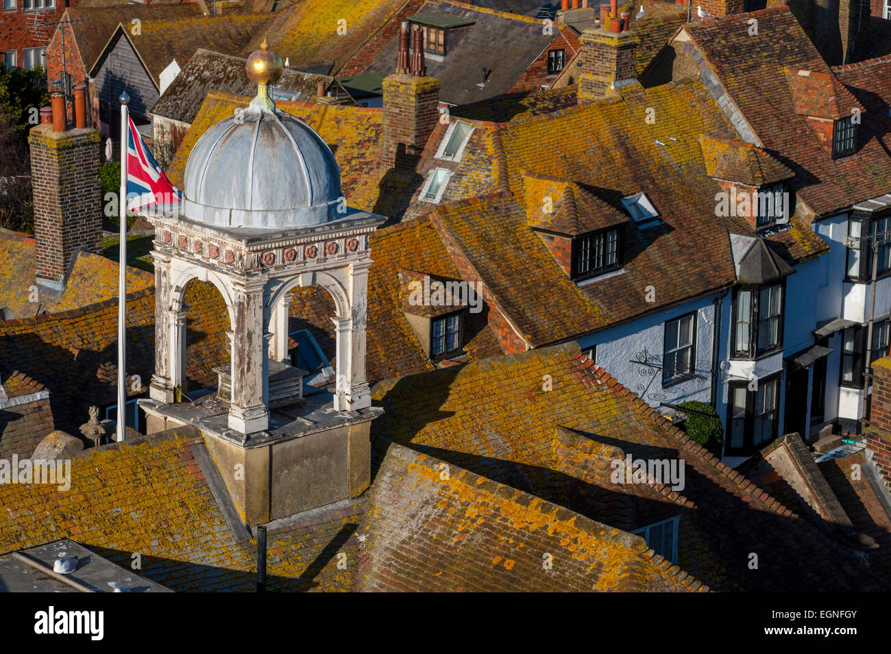 Die Dächer von Roggen East Sussex von oben von der Kirche Turm von Str. Marys Kirche Roggen gesehen. Stockfoto