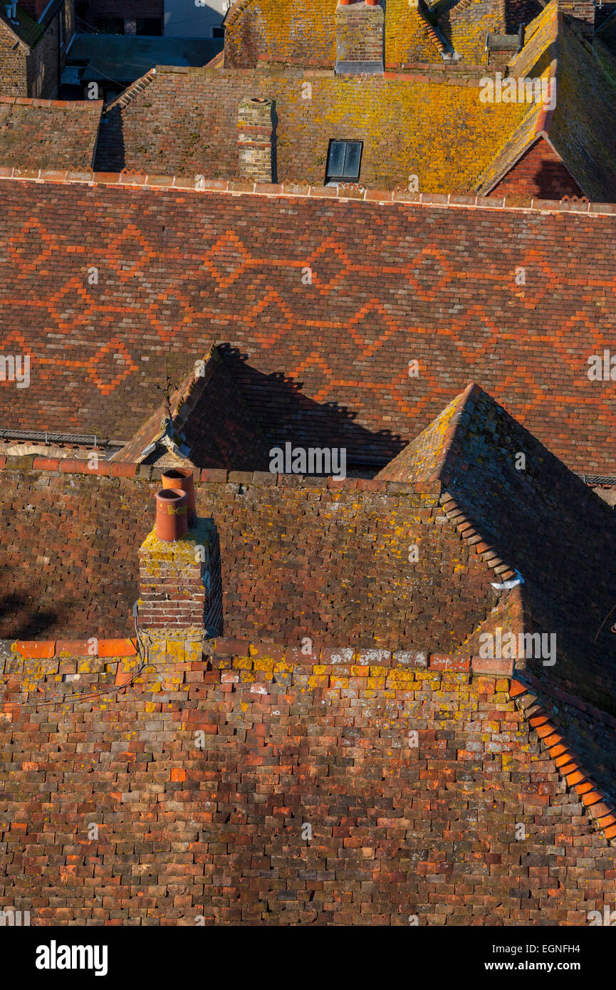 Die Dächer von Roggen East Sussex von oben von der Kirche Turm von Str. Marys Kirche Roggen gesehen. Stockfoto