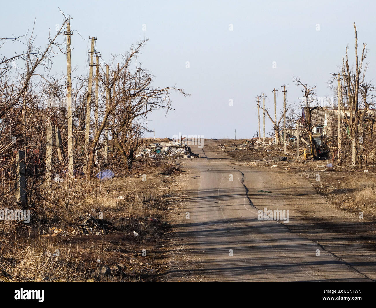 27. Februar 2015 - verfallenes Haus im Dorf Nikishino, Donezk, Ukraine. -Dorf Nikishino liegt 20 km von Debalzewe, Ukrainische militärische wurde vor drei Tagen aufgegeben. Separatistischen Kräfte angegriffen es für mehrere Tage. Die letzte Schlacht dauerte mehr als sieben Stunden. Im Dorf gab es kein ganzes Haus. Sogar die Bäume fallen mit Schrapnells. (Kredit-Bild: © ZUMA Draht) Stockfoto