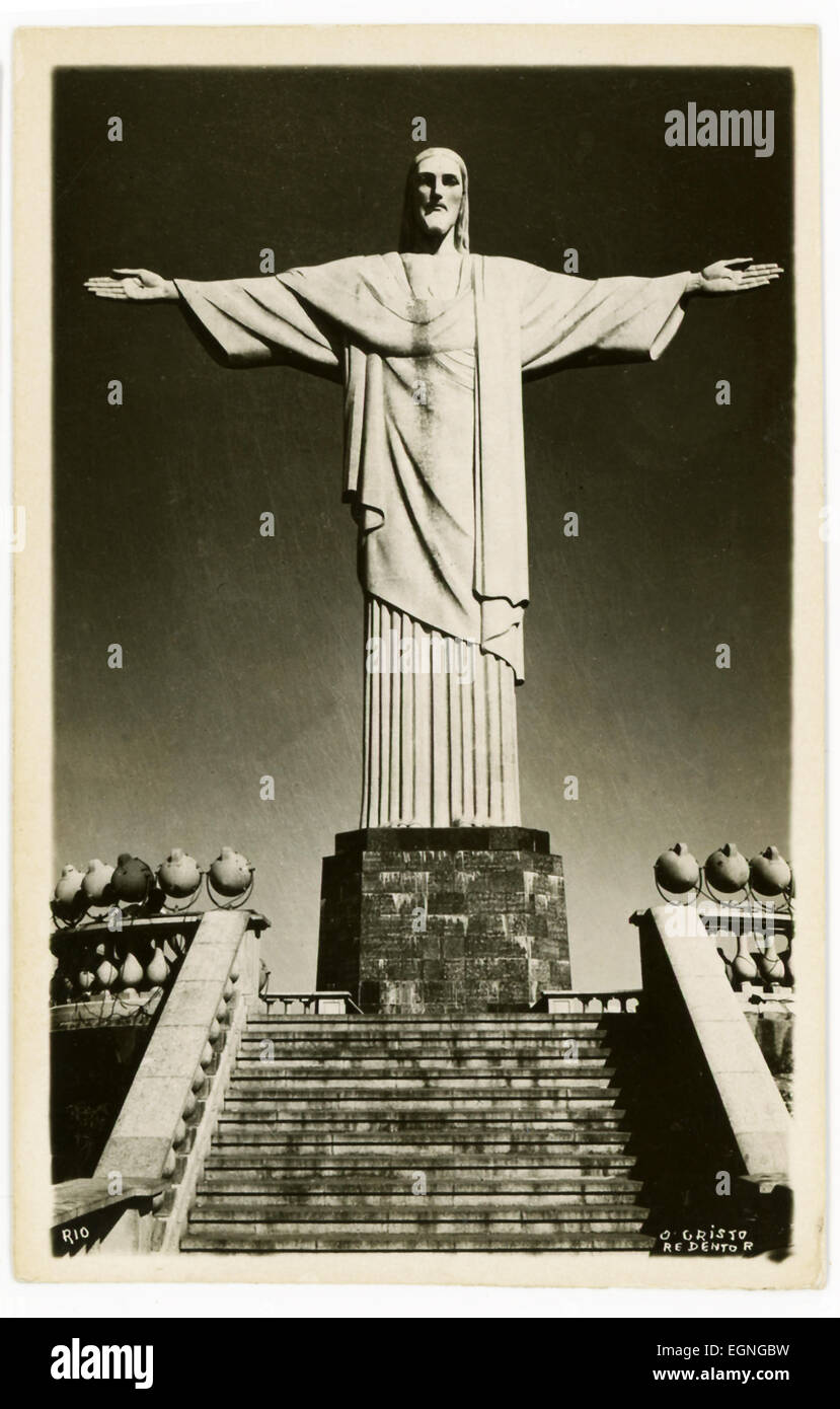 Diese 1930er Jahre Postkarte zeigt den Christus die Erlöser-Statue auf dem Corcovado in Rio De Janeiro in Brasilien steht. Begonnen im Jahr 1922, wurde es im Jahre 1931 abgeschlossen und dann im Jahr 2007 als eines von den neuen sieben Wunder der Welt. Stockfoto