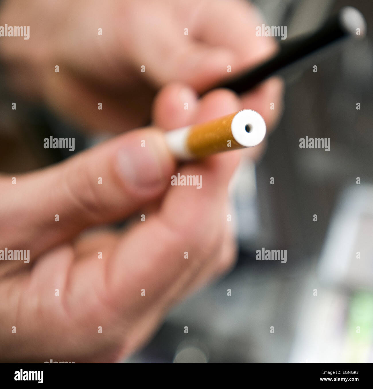 Orange County, Kalifornien, USA. 30. August 2012. Elektronische Zigaretten weiterhin Zugkraft zu gewinnen, wie traditionelle Zigarettenraucher suchen Sie etwas anderes in der Benutzerfreundlichkeit, Geschmack und Kosteneinsparungen zu erzielen. E-Cigs verdampfen aromatisiert Säfte in einen Dampf, der eingeatmet wird, genauso wie herkömmliche Zigaretten konsumiert werden. Säfte können mit verschiedenen Niveaus des Nikotins aromatisiert werden. Da e-Cig 'Rauch' oder Dampf schnell zerstreut, können e-Cig Nutzer häufig in Bereichen, die durch normale Zigaretten eingeschränkt zu verwenden. ---A kleines Loch an der Spitze einer e-Cig, wo der Dampf wird eingeatmet. (Kredit-Bild: © David Bro / Stockfoto