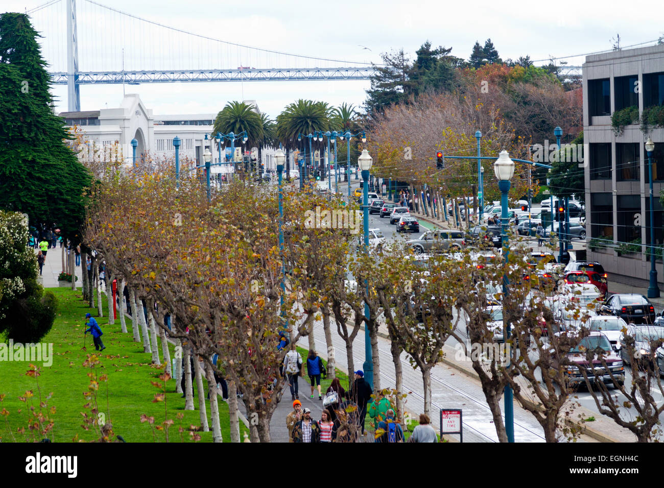 Ein Blick auf die Embarcadero in San Francisco von einer erhöhten Position. Stockfoto