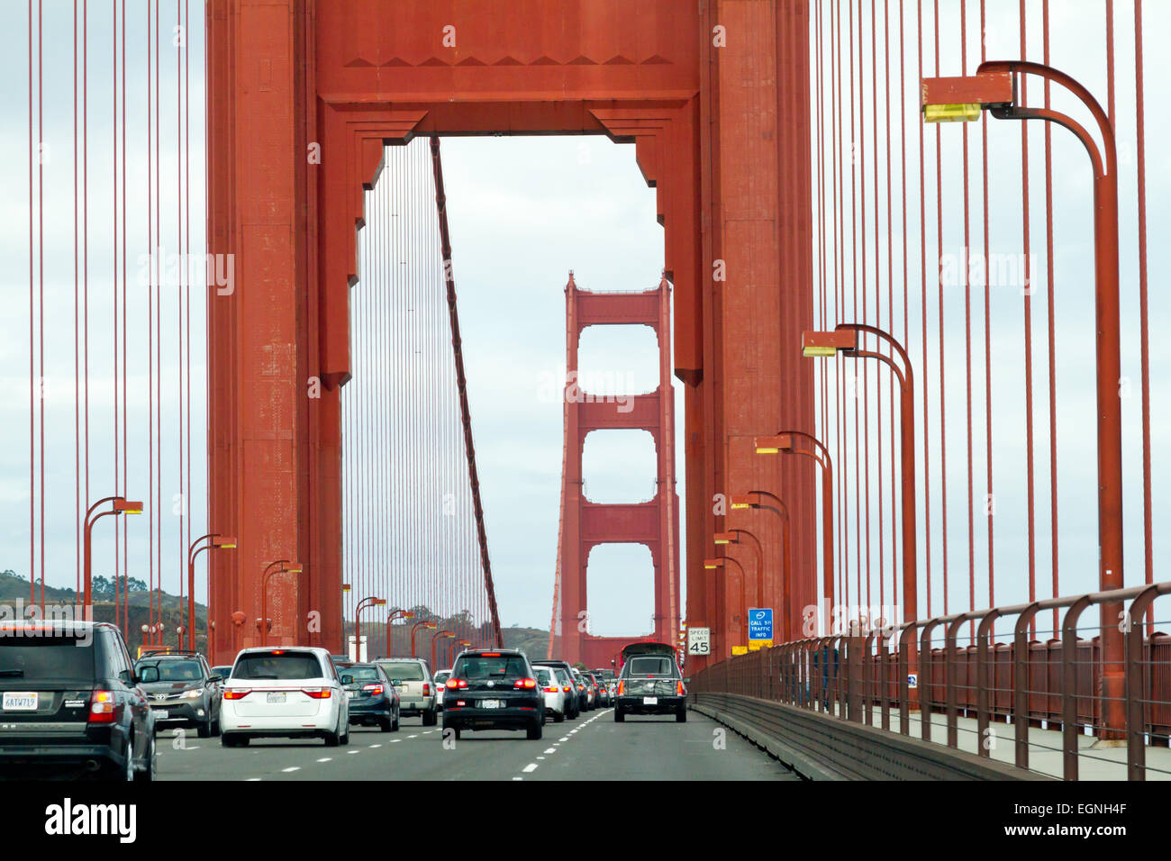 Blick auf die Golden Gate Bridge durch die Windschutzscheibe des Autos zu sehen. Stockfoto