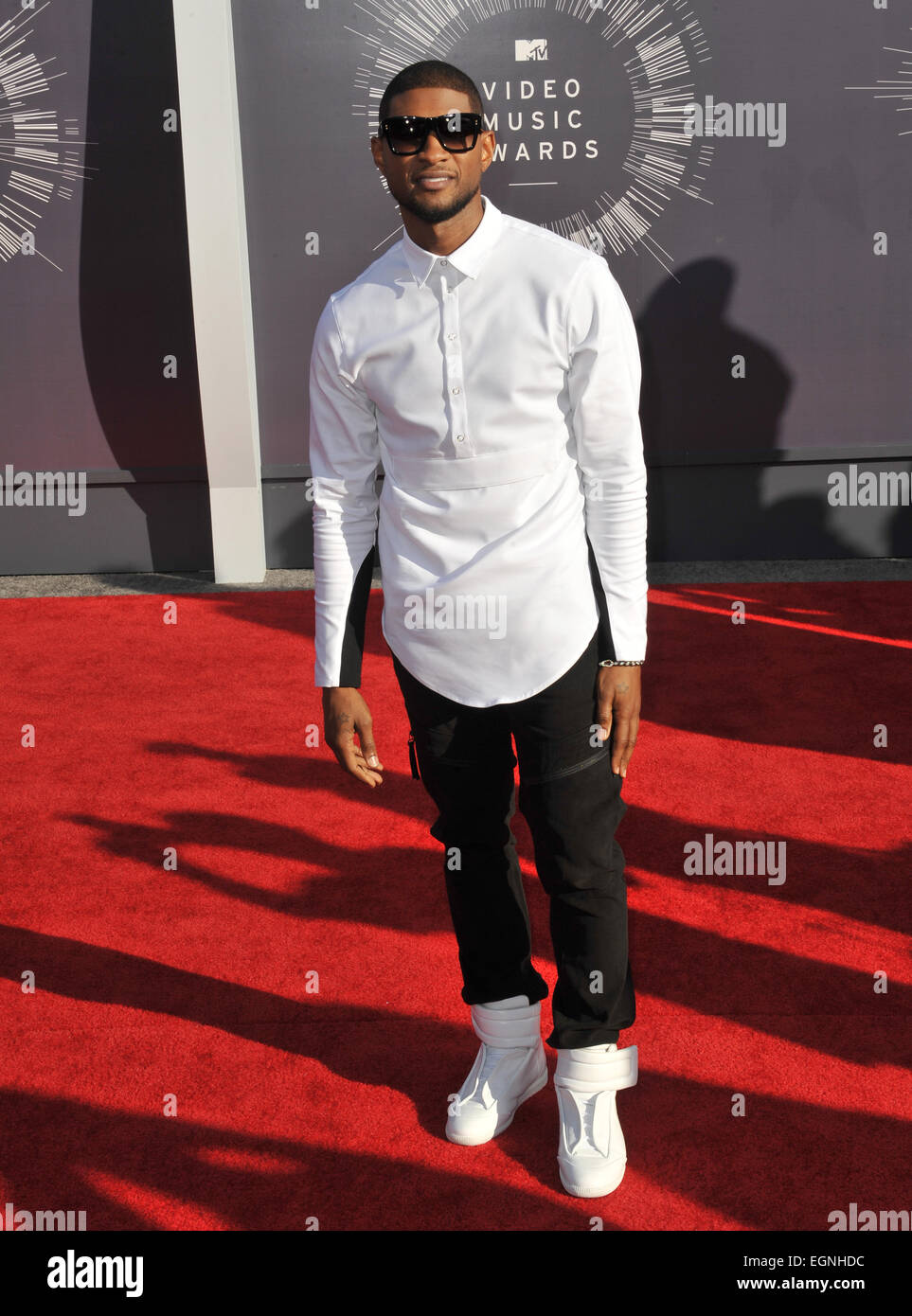 LOS ANGELES, CA - 24. August 2014: Usher bei den 2014 vergibt MTV Video Music auf dem Forum, Los Angeles. Stockfoto