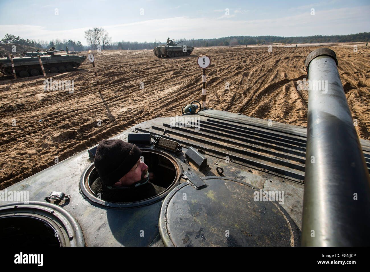 Kadetten-Laufwerk BMP-1 Schützenpanzer während Ausbildung treibende bewaffnete Fahrzeuge am Testgelände von der 169. Training Center der ukrainischen Bodentruppen, geschlossen größte militärische Ausbildung Bildung in der Ukraine, am Desna Cantonment Stadt, Ukraine. 25 Februar. Foto von Oleksandr Rupeta Stockfoto