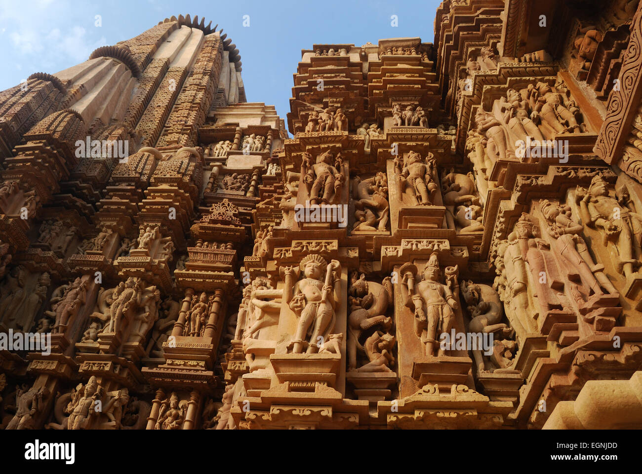 Schnitzen in Indien Khajuraho Tempel aus Stein. Dies ist ein UNESCO-Weltkulturerbe. Stockfoto
