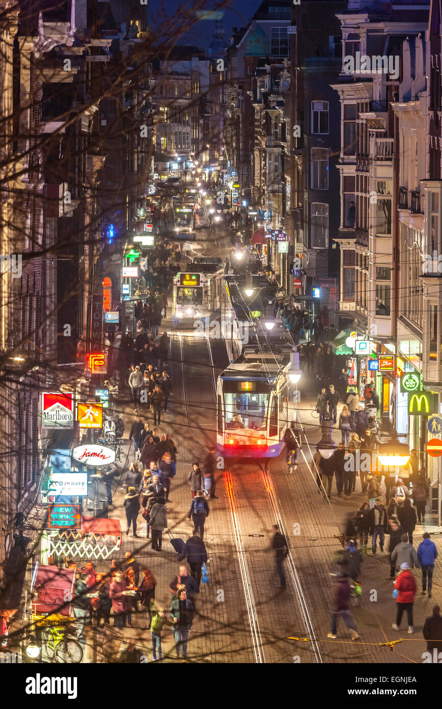 Straßenbahn in Amsterdam Leidsestraat mit Straßenbahnen nachts erhöhte Straßenansicht Stockfoto