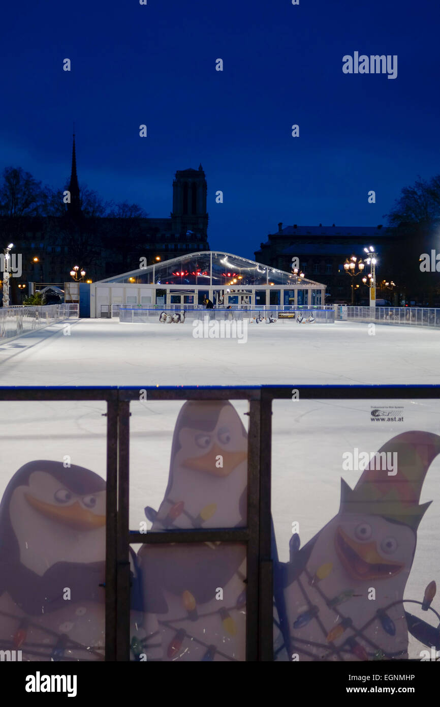 Eisbahn vor dem Hotel de Ville in Paris, im winter Stockfoto