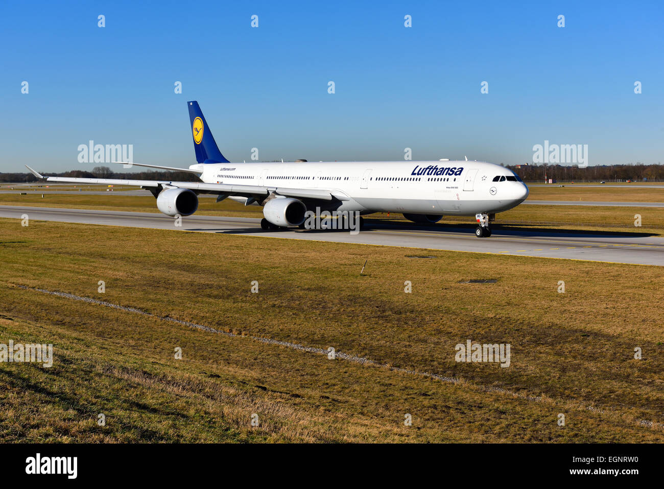 Lufthansa, Airbus, eine 340 ausrollen, Taxiway, Stockfoto