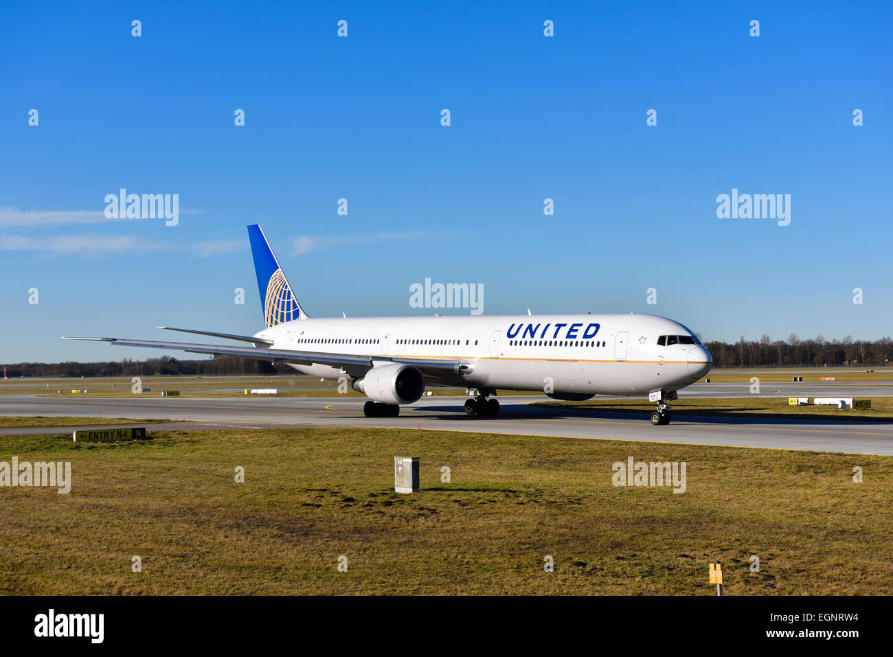 United Airlines Boeing b 767, Roll-out, Taxiway, Flugzeuge, Stockfoto