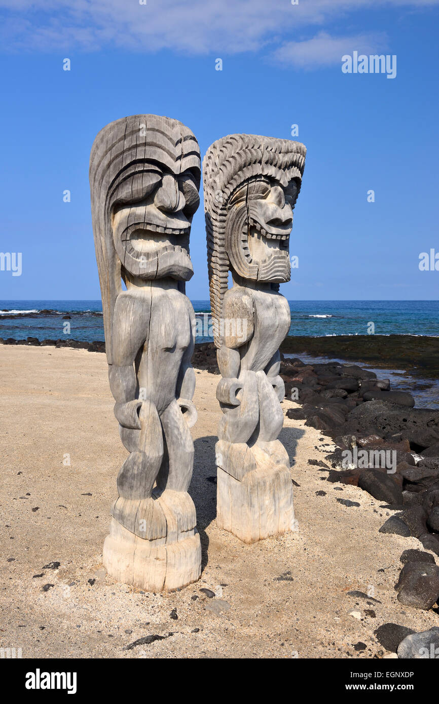 Hölzerne Federgottes (geschnitzte Bilder der Götter) - Pu'uhonua O Honaunau National Historical Park, Big Island, Hawaii, USA Stockfoto