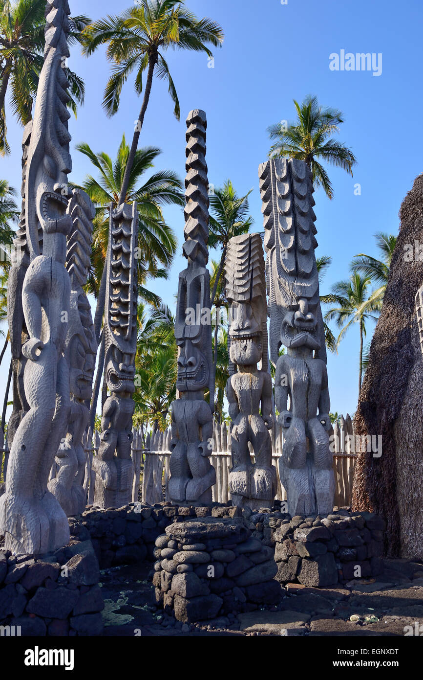 Hölzerne Bilder Wachen bei Hale O Keawe Heiau Tempel - Pu'uhonua O Honaunau National Historical Park, Big Island, Hawaii, USA Stockfoto