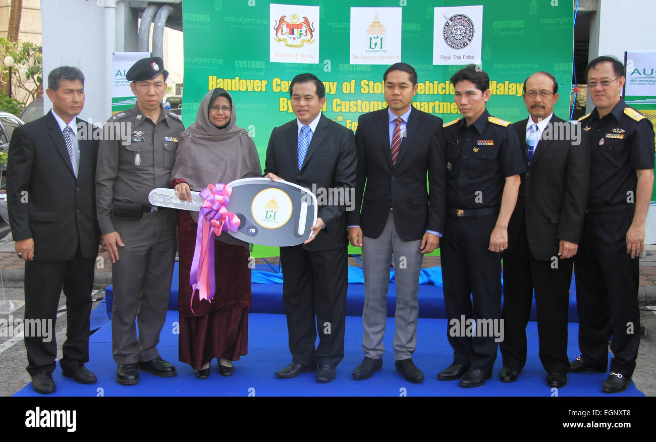 Somchai Sujjapongse (4L) Director General of Customs unter dem Vorsitz der Übergabezeremonie von malaysischen gestohlen Fahrzeugen an die Vertreter der Botschaft von Malaysia in Thailand zusammen mit H.E Botschafter Dato' Nazirah Hussain (3 L) und Polizei-Oberst Jongkolwan Bunnag (2 L) stellvertretender Kommandeur der Foreign Affairs Division der Royal Thai Police. © Vichan Poti/Pacific Press/Alamy Live-Nachrichten Stockfoto