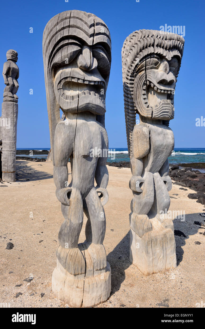 Hölzerne Federgottes (geschnitzte Bilder der Götter) - Pu'uhonua O Honaunau National Historical Park, Big Island, Hawaii, USA Stockfoto