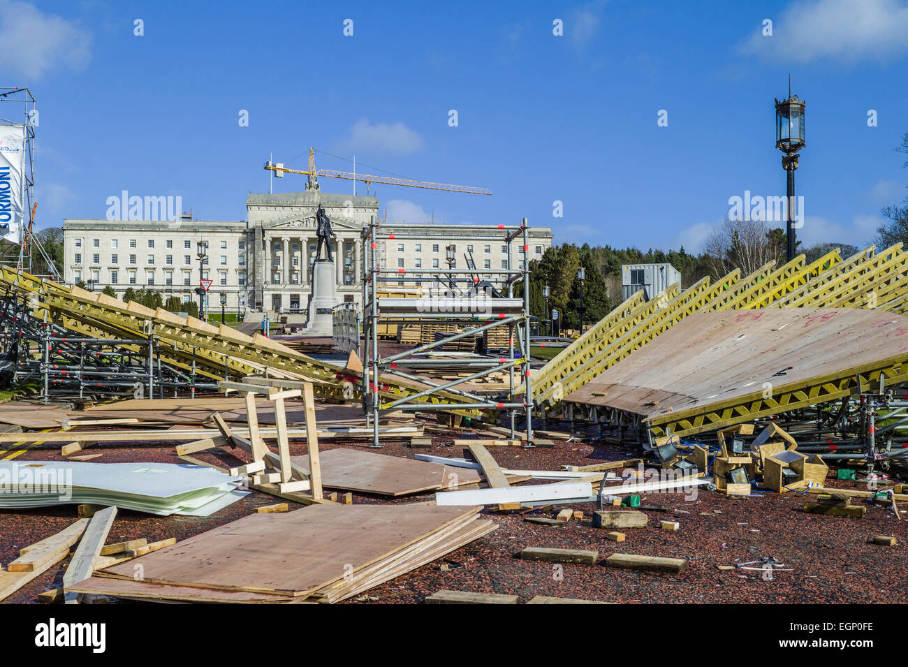 Arbeit in Stormont Estate, Belfast nach Red Bull Event durchgeführt werden.  Parlamentsgebäude in den Hintergrund. Stockfoto