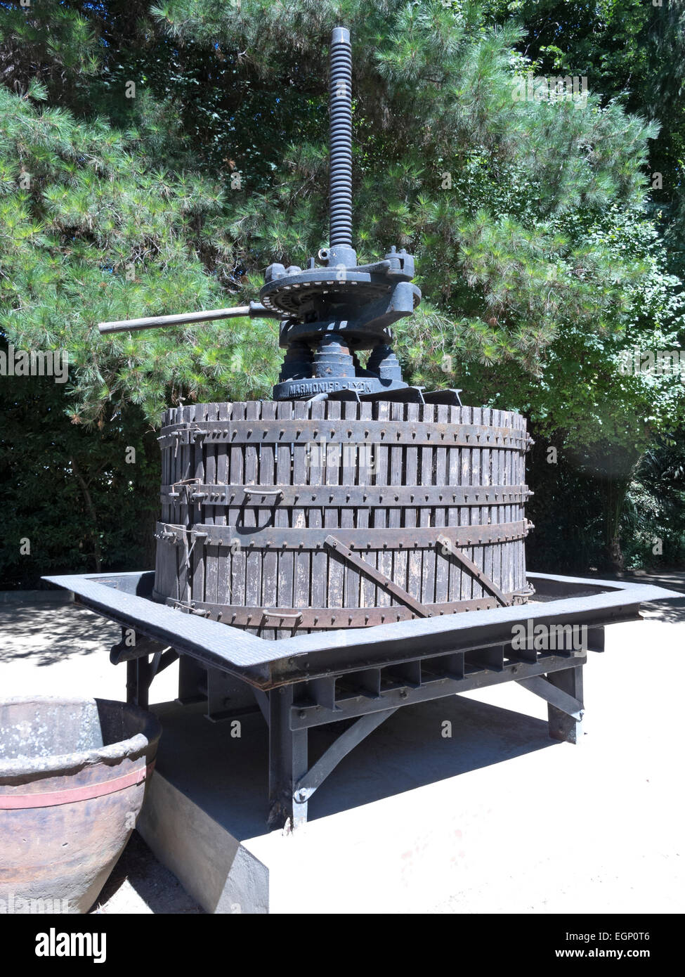 Alte Weinpresse. Traditionelle alte Technik des Weinbaus. Die chilenischen Weine-Industrie ist die 7. Hersteller der Welt und der größte Stockfoto