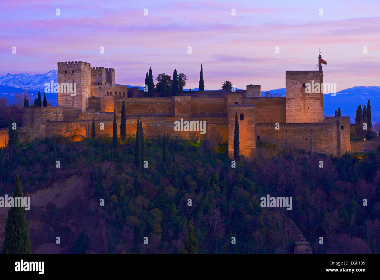 Alhambra, Alcazaba bei Dämmerung, UNESCO-Weltkulturerbe, Granada, Andalusien, Spanien Stockfoto