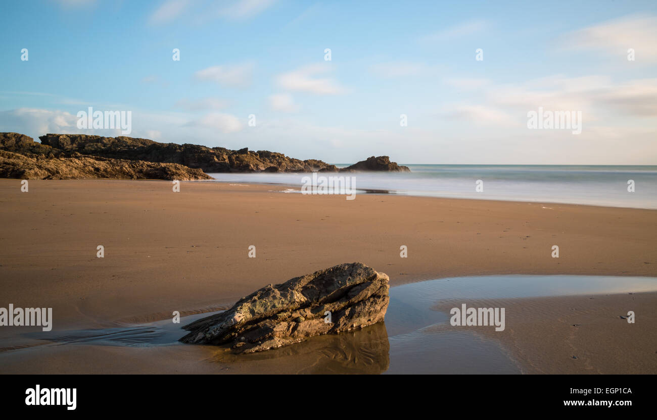 Langzeitbelichtung am Strand von Sharrow Punkt auf der Halbinsel Rame Stockfoto