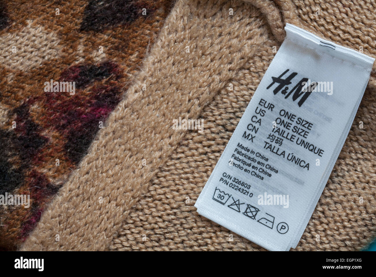H&M eine Größe in China Label in der Kleidung - im UK Vereinigtes Königreich, Großbritannien verkauft. Stockfoto
