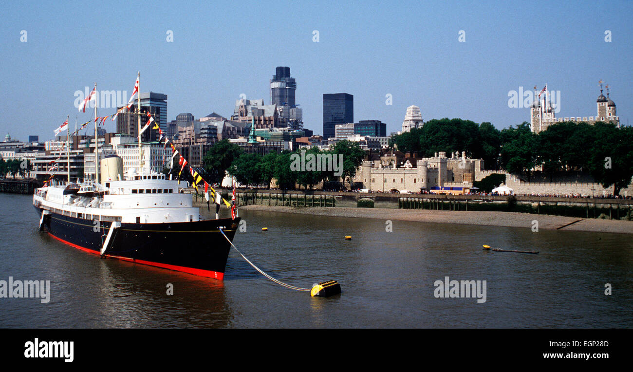 Royal Yacht Britannia vertäut entlang der Themse zu feiern den 50. Jahrestag des VE Day, London, Großbritannien - Mai 1995 Stockfoto