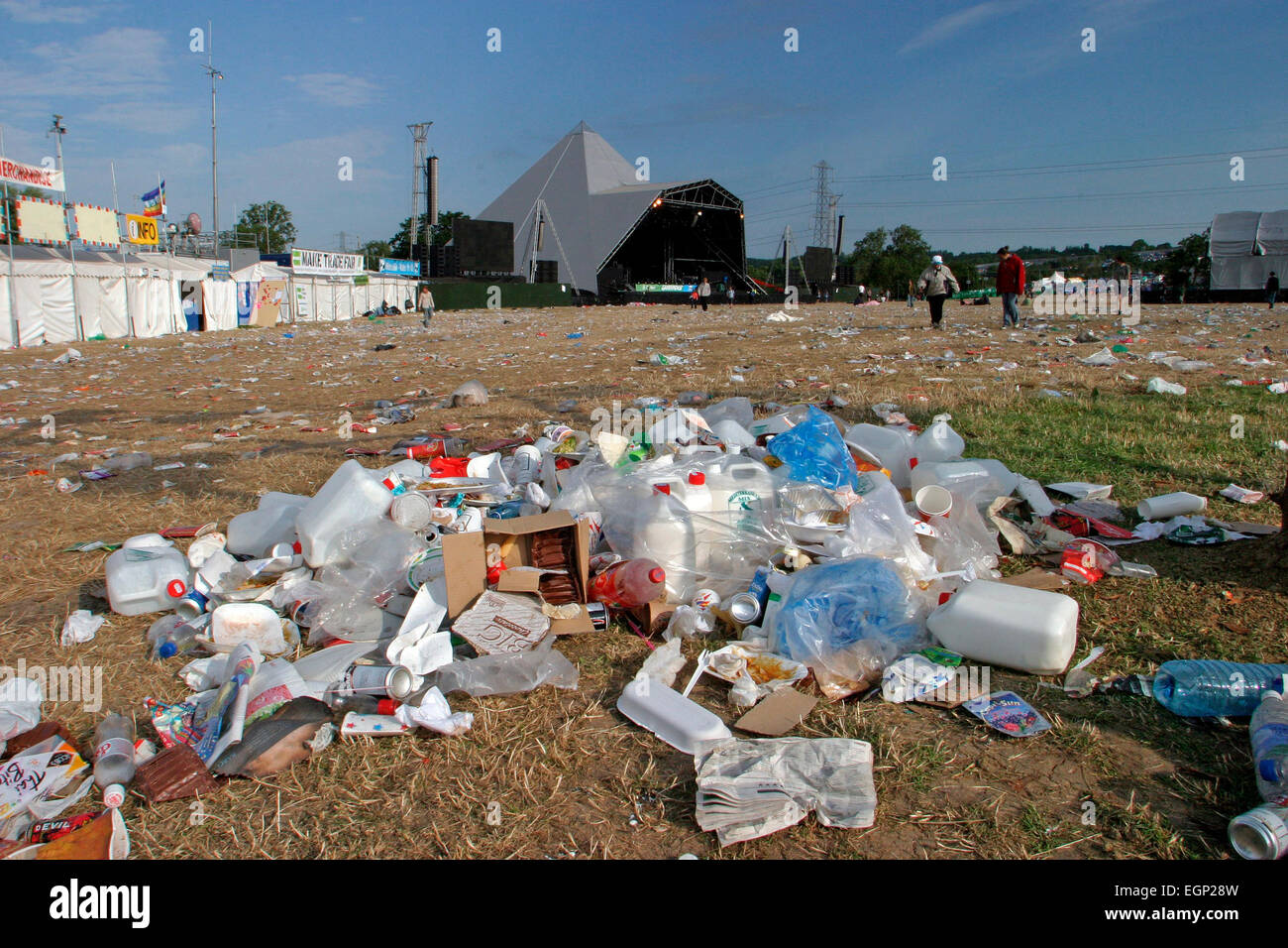 Wurf um die Pyramide Phase nach der Veranstaltung, Glastonbury Festival, Pilton, Somerset, Großbritannien - 29 Juni 2003 Stockfoto