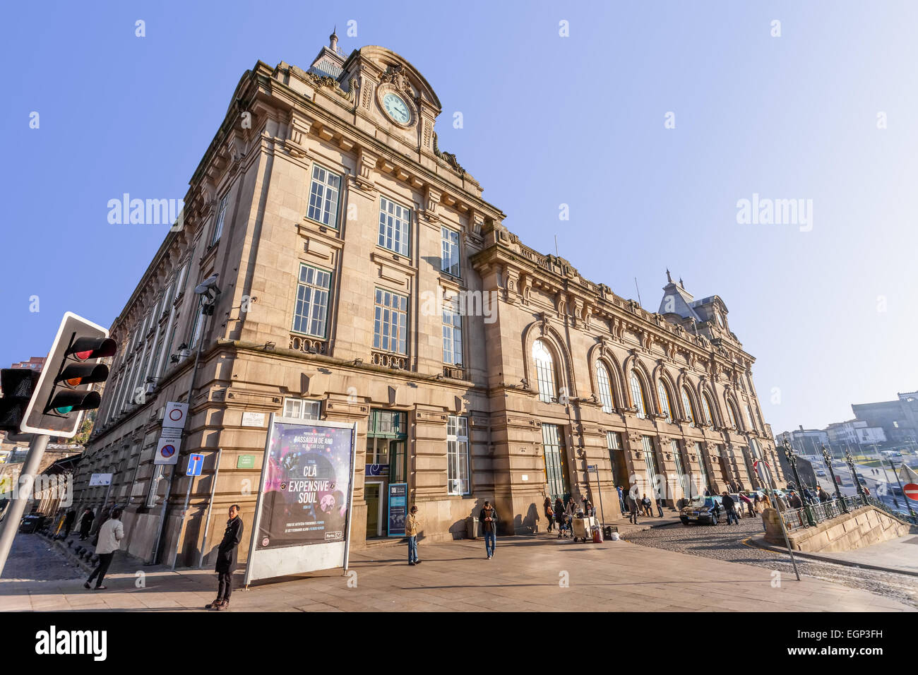 Porto, Portugal. Sao Bento Bahnhof, einer der wichtigsten Bahnhöfe der Stadt, und Almeida Garrett Platz. Stockfoto