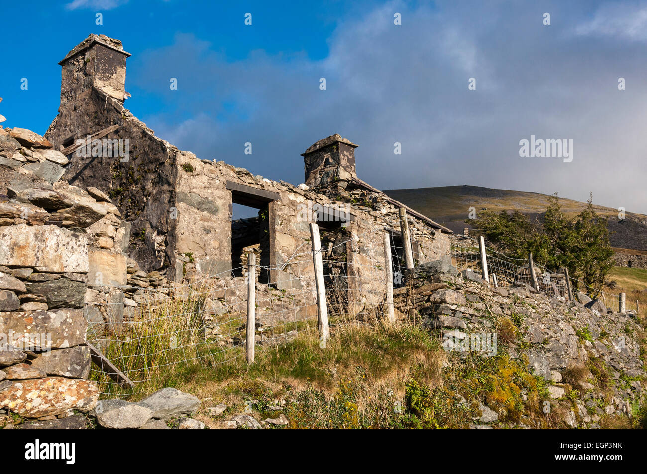 Ruinen der Häuser unterhalb Dinorwig Steinbruch in der Nähe von Llanberis in Snowdonia. Stockfoto